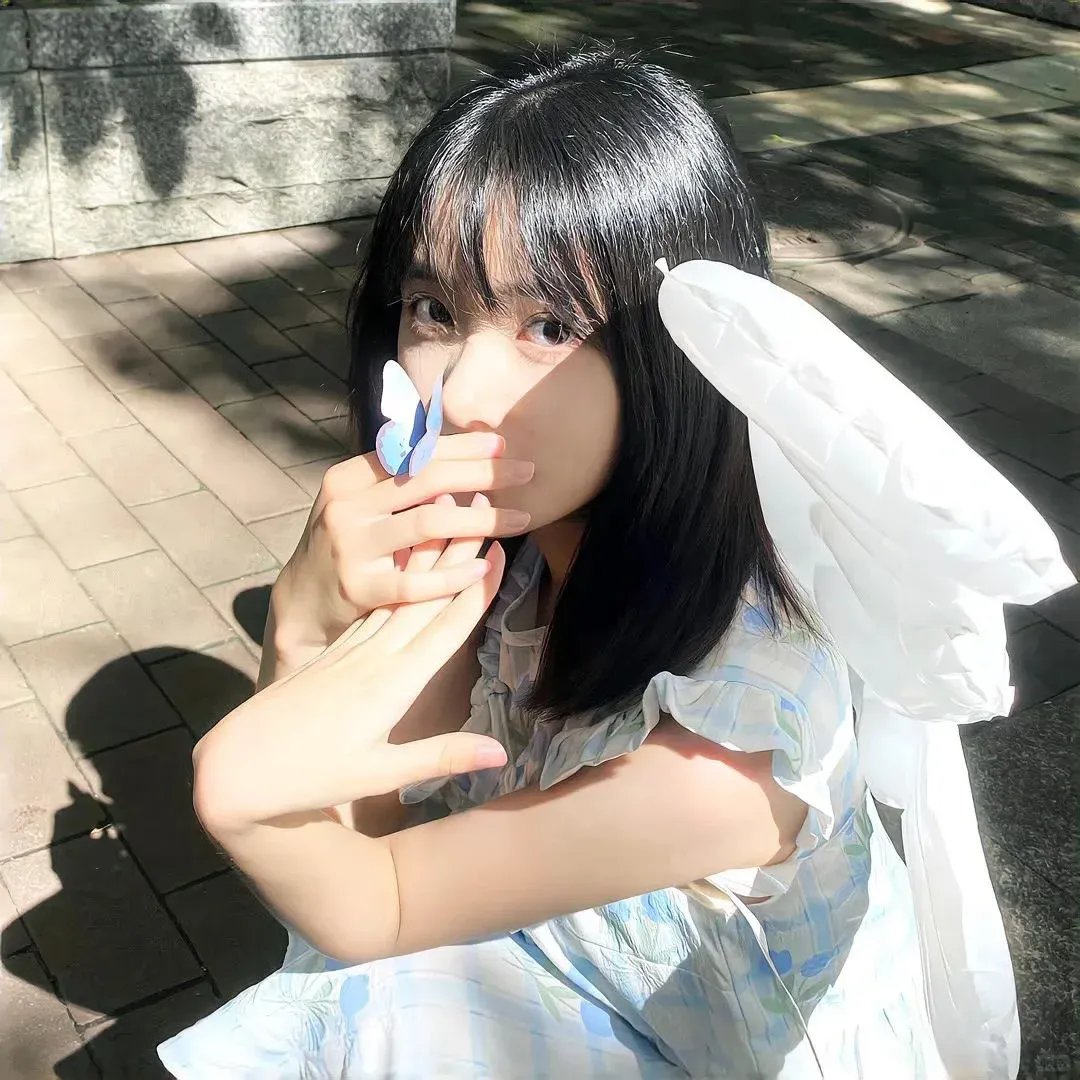 黑白照片的少女